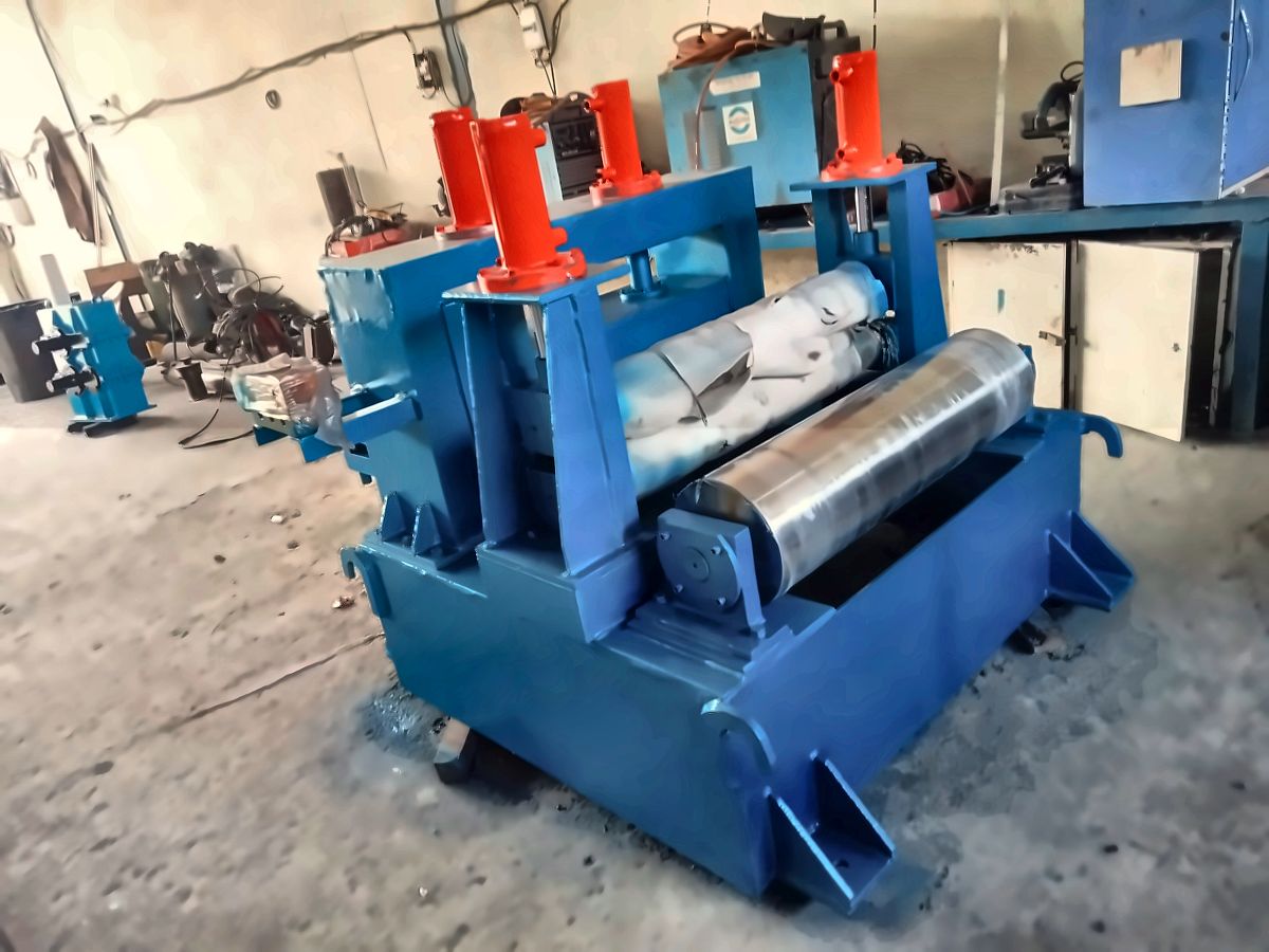Pinch roll unit with machined rolls and hydraulic cylinders on the top roll