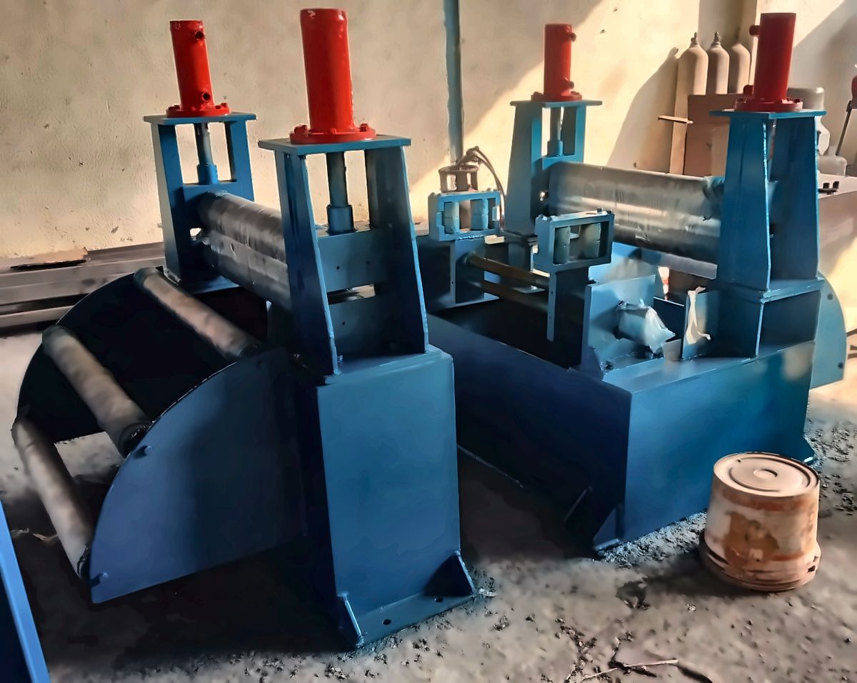 Slitter head frames with arbor housings and hydraulic top beam