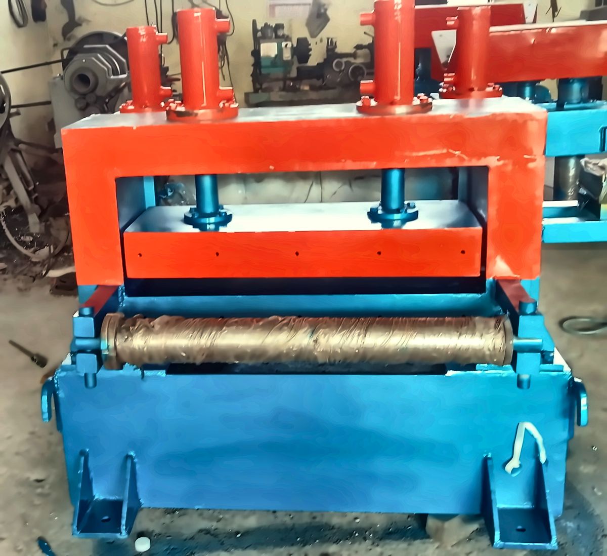 Slitter head top beam with hydraulic clamping cylinders