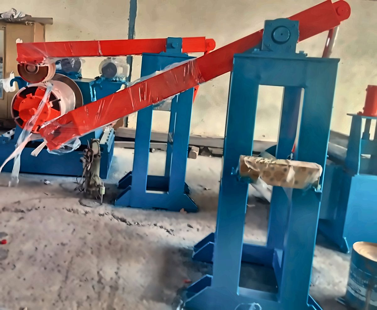 Hydraulic push-off arm on its pivot stand