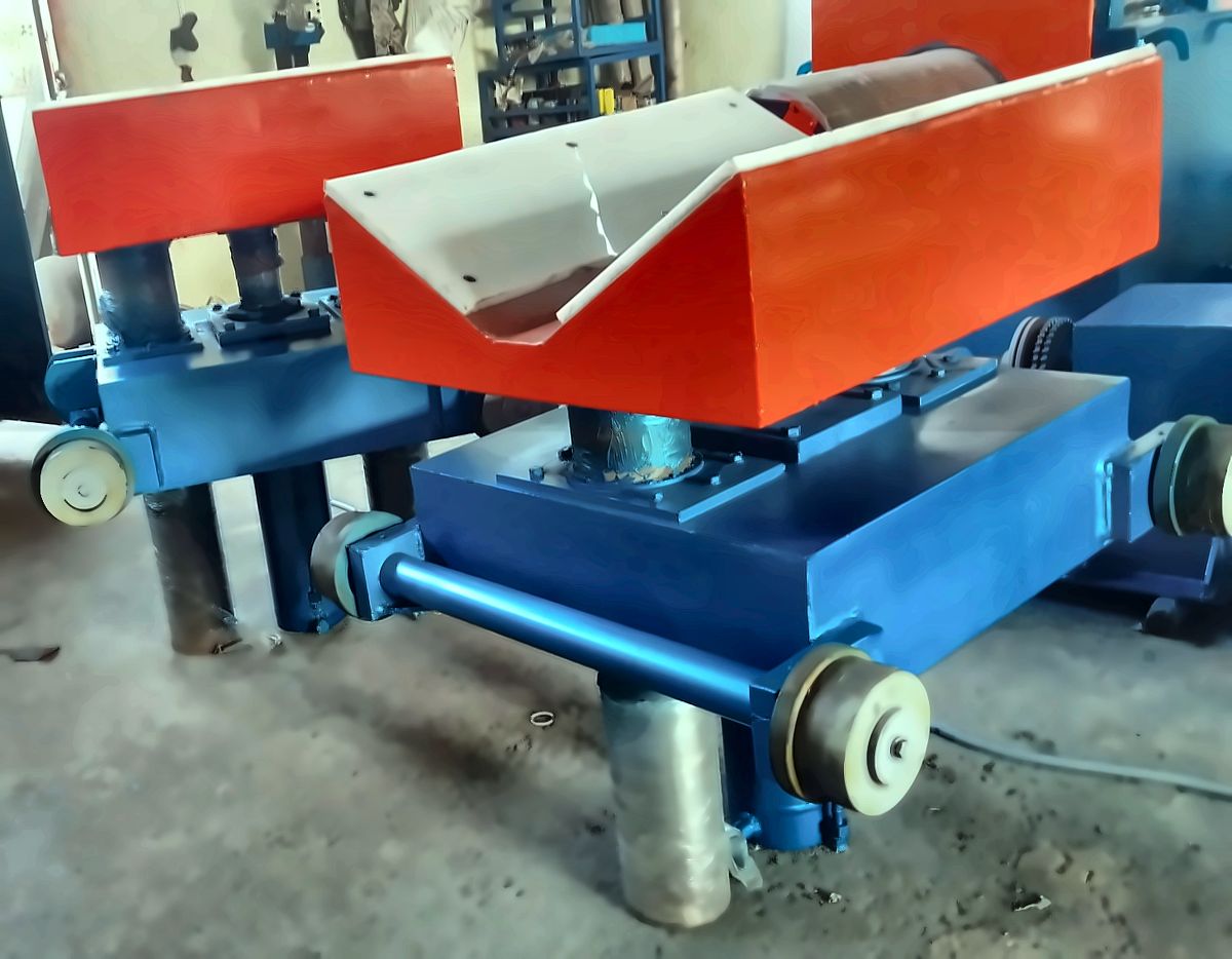 Coil car with V-saddle on rail wheels