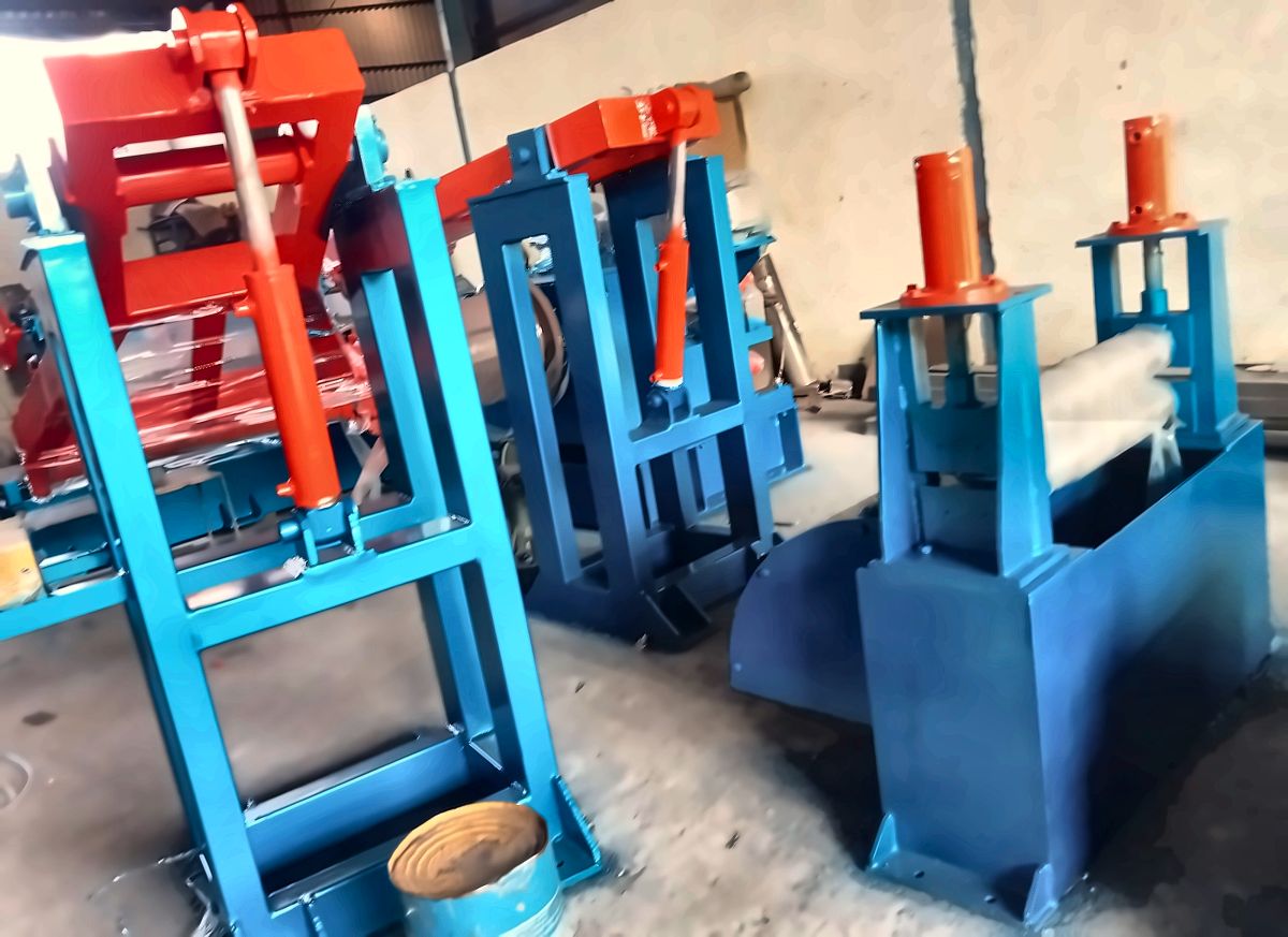 Machine frames fitted with hydraulic cylinders, ready for assembly