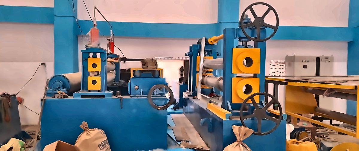 Slitter head with adjustment handwheel