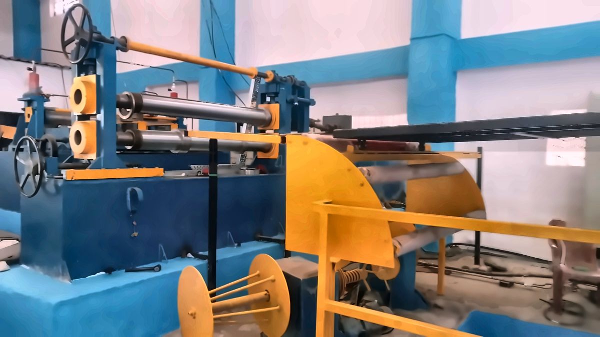 Decoiler mandrel with push-off arm