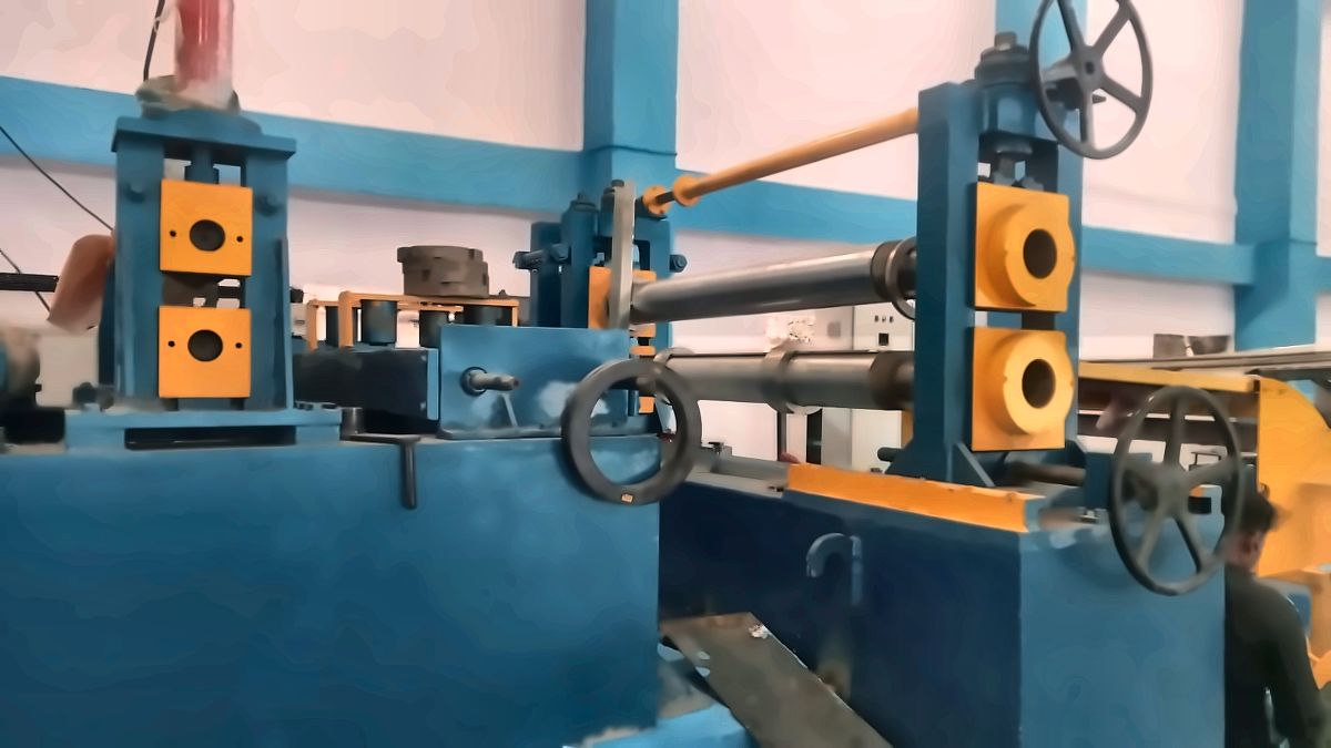 Pinch roll unit with top beam and machined roll