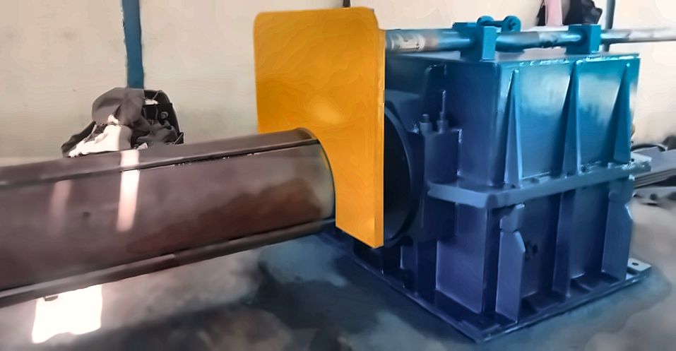 Decoiler mandrel with yellow guide disc