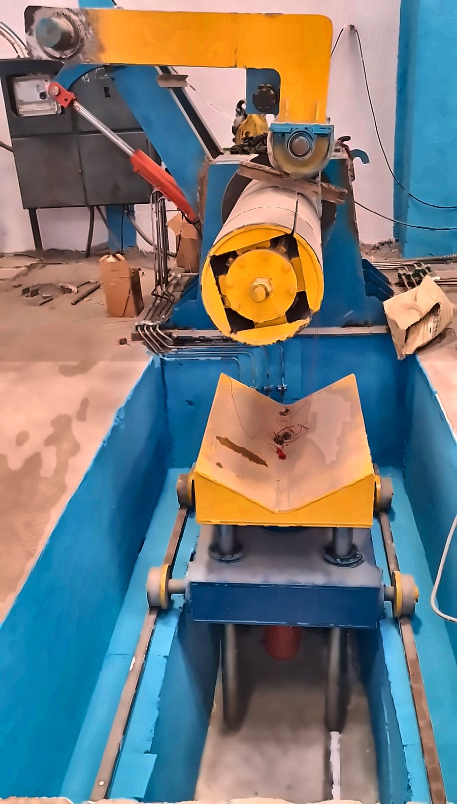 Hydraulic decoiler with push-off arm and the coil car on its floor rails